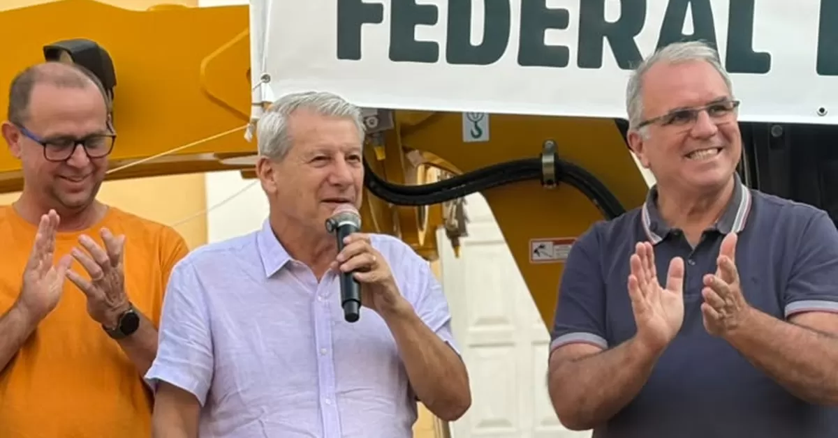 Folletto entrega motoniveladora para Santa Leopoldina