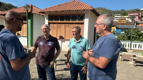 Folletto visita comunidade de Santa Leopoldina que recebeu calçamento rural quando foi Secretário de Agricultura