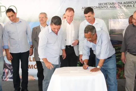Assinatura de ordem de serviço pela Secretaria de Estado da Agricultura com Renato Casagrande e outras autoridades.