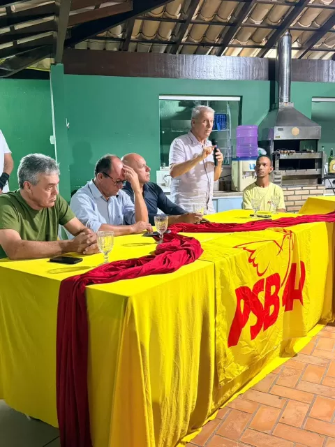 Com correligionários do PSB