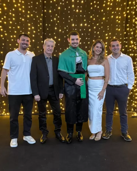 Com meus filhos, Sara, Estevão, Giordano e Donato na solenidade de colação de grau de Donato