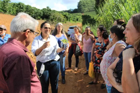 Treinamento para agricultoras sobre cultivo de morango hidropônico