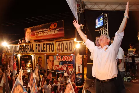 Com Renato Casagrande no dia da vitória em comício, atualmente proibido pela legislação eleitoral
